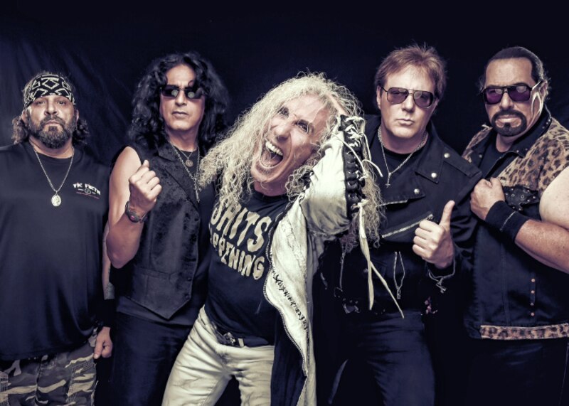 Whitesnake es una banda de hard rock británica formada en 1978 por el vocalista David Coverdale. La banda ha lanzado 13 álbumes de estudio, 3 álbumes en vivo, 8 álbumes recopilatorios y 44 sencillos. Whitesnake ha vendido más de 80 millones de disco