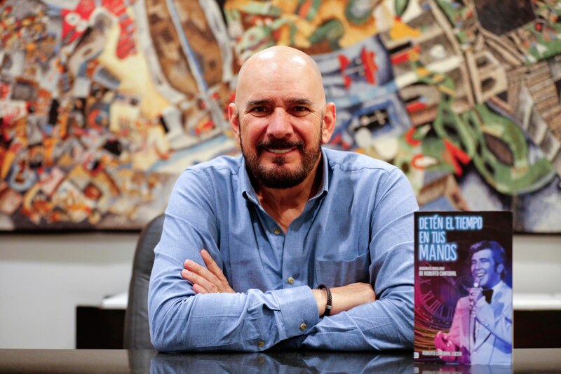 El escritor mexicano presentó su nuevo libro "Detén el tiempo en tus manos"