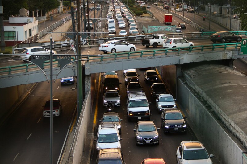 Intenso tráfico en esta tarde, en el Viaducto Miguel Alemán, mientras los Capitalinos celebran día festivo.