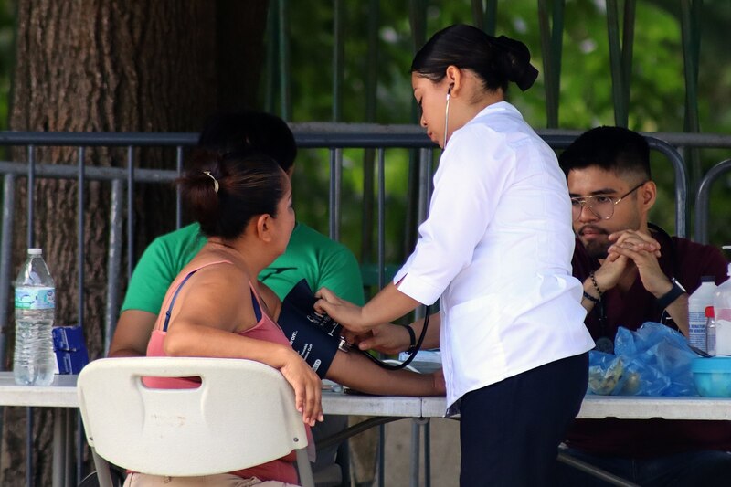 Médica tomando la presión arterial a una paciente
