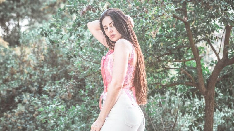 Mujer joven en un bosque