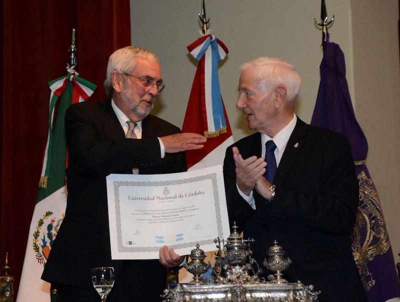 El rector de la Universidad Nacional de Córdoba, Hugo Juri, entrega el título de Doctor Honoris Causa al ex presidente de México, Carlos Saúl Menem.