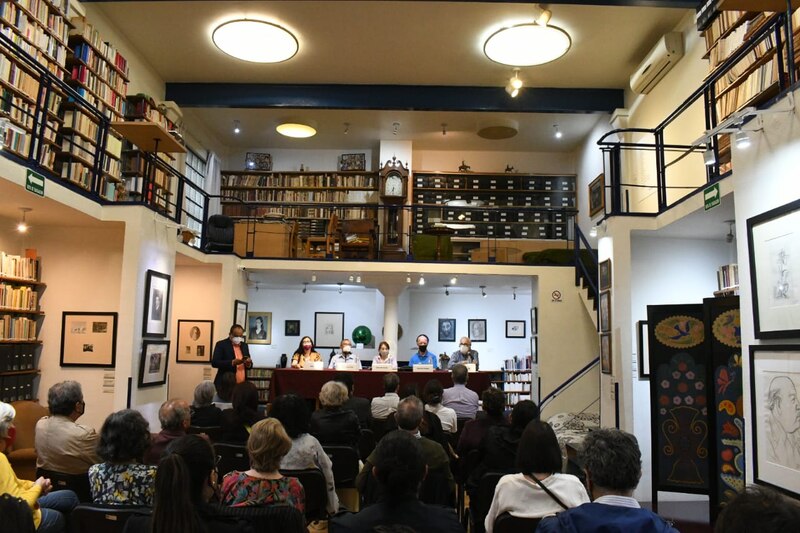 Presentación de un libro en una biblioteca