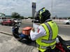 Intensifican vigilancia y multas vs motos y autos que invaden carriles del macrobús