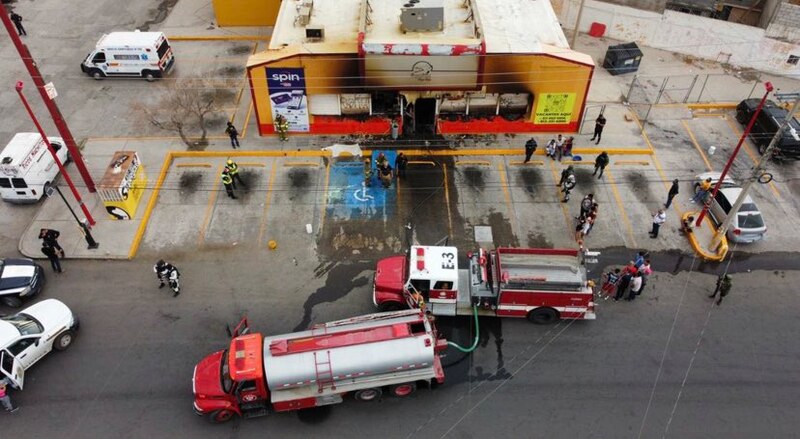 Bomberos apagan incendio en restaurante