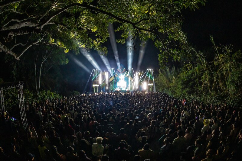 Concierto de música electrónica en la selva