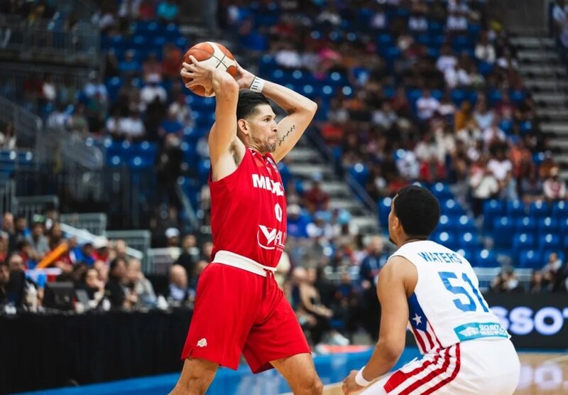 ¡Espectacular! El jugador de baloncesto mexicano Juan Toscano encestando un tiro de tres puntos en el partido contra Estados Unidos.