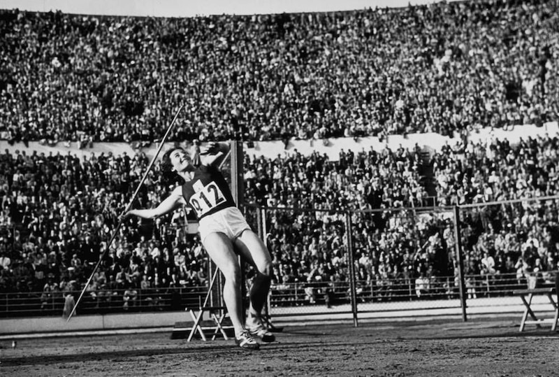 Mujer atleta lanzando una jabalina en blanco y negro