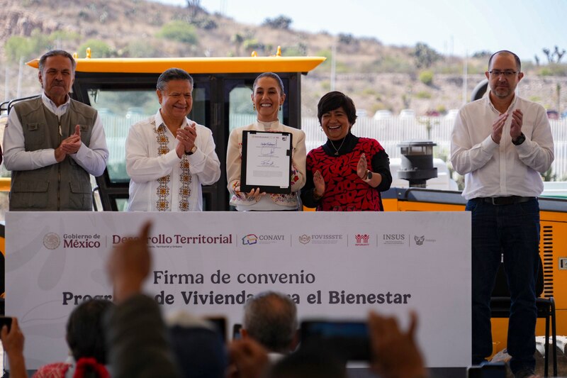 La Presidenta Claudia Sheinbaum firmó como testigo de honor, el convenio de colaboración entre la Sedatu y el gobierno de Hidalgo para la construcción de viviendas del Bienestar