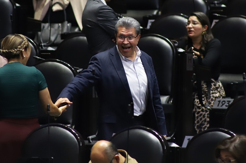 Ricardo Monreal, coordinador de los diputados morenistas, llega al salón de sesiones.