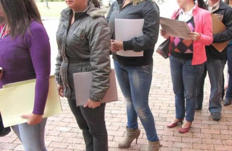 Mujeres haciendo fila para entrevista de trabajo