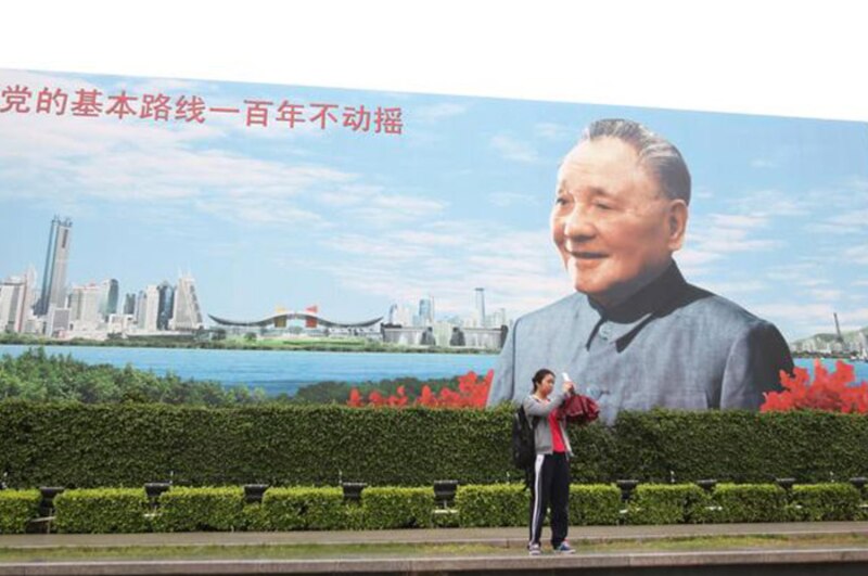 El presidente chino Xi Jinping sonríe ante una imagen de la ciudad de Shenzhen.