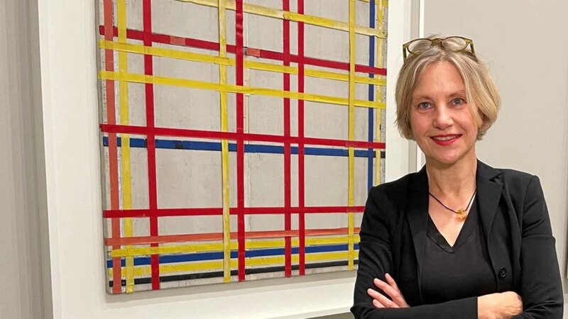 Retrato de Carmen Giménez con la obra de Carmen Herrera