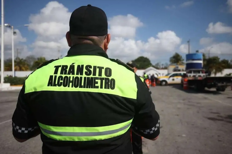 Agente de tránsito realiza control de alcoholemia