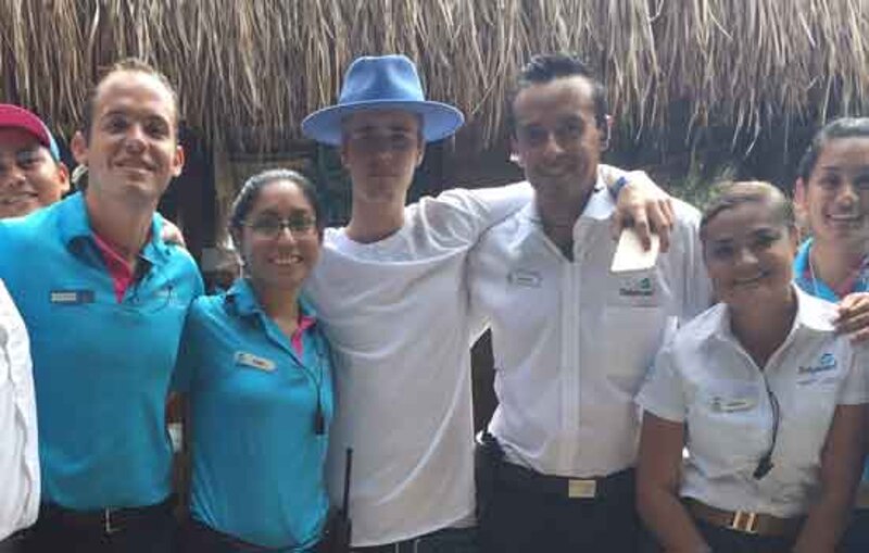 Justin Bieber con empleados de un hotel