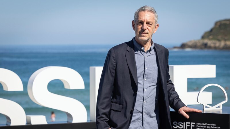 El director de cine Pedro Almodóvar posa en el Festival de Cine de San Sebastián