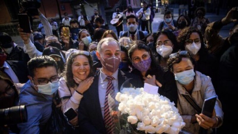 El candidato celebra su victoria en las elecciones rodeado de sus seguidores