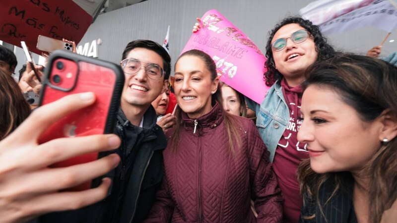 Claudia Sheinbaum se toma una foto con sus seguidores