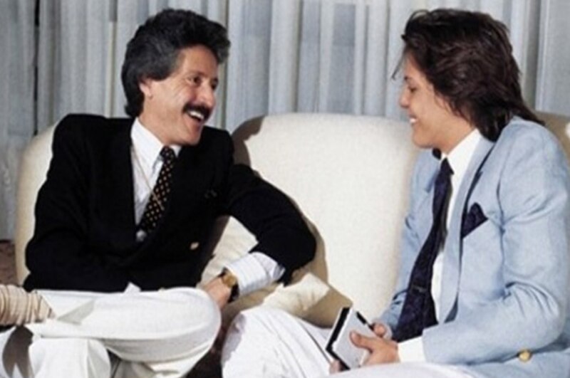 El expresidente colombiano Belisario Betancur conversa con el cantante español Miguel Bosé.