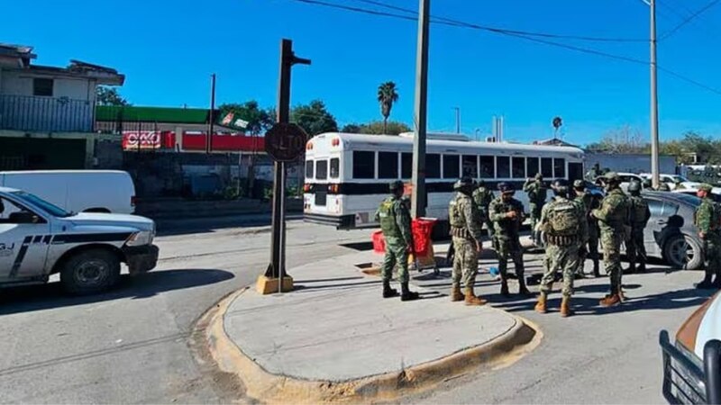 Militares mexicanos resguardan autobús con migrantes en Tamaulipas