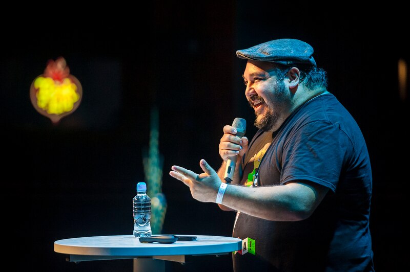 El comediante mexicano, Carlos Ballarta, se presenta en el escenario.