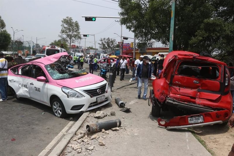 Choque entre taxi y automóvil particular deja varios heridos