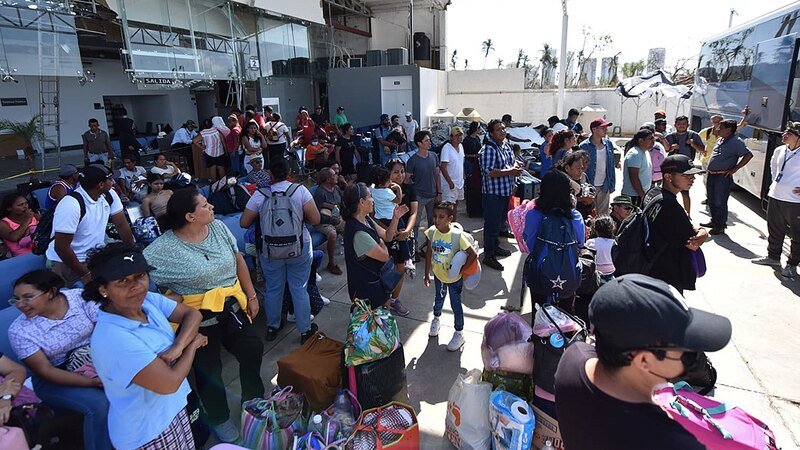 Migrantes esperan en una estación de autobuses en Tijuana, México.