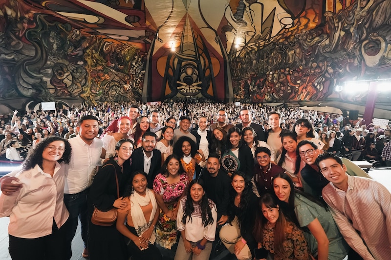 Jóvenes mexicanos en un evento cultural