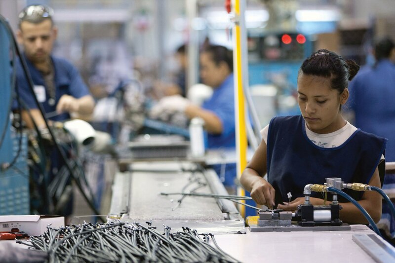 Mujer trabajando en una fábrica