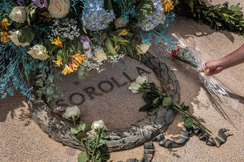 Ofrenda floral en la tumba de Sorolla