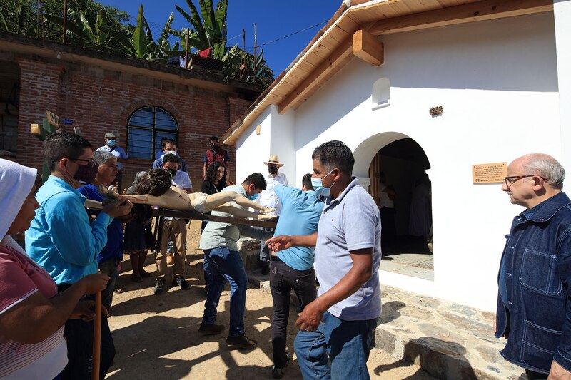 Procesión de la imagen de Cristo en un pueblo de México