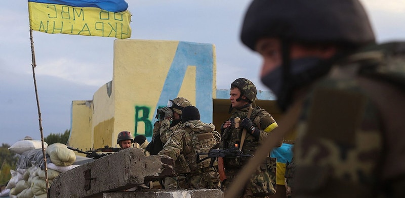 Soldados ucranianos en el frente de batalla