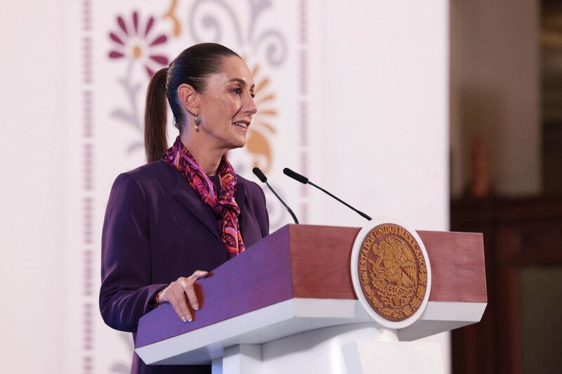 Claudia Sheinbaum, Presidenta de México, encabezó su llamada "mañanera del pueblo", en Palacio Nacional. La acompañó Ariadna Montiel, secretaria del Bienestar.