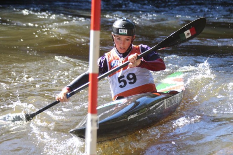 Mujer joven en kayak