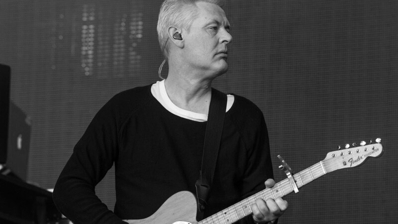 El músico inglés Johnny Marr tocando la guitarra en un concierto