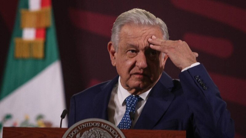 El presidente López Obrador se muestra preocupado durante una conferencia de prensa.