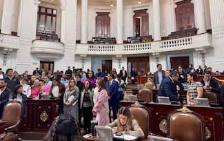 Morena revienta sesión tras disculpa a activista trans; aplazan iniciativas de Brugada 