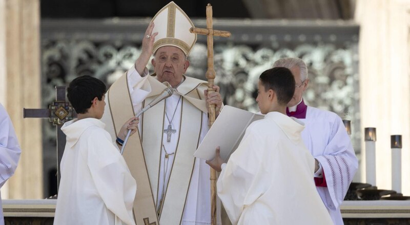 El Papa Francisco bendice a los fieles en la Plaza de San Pedro