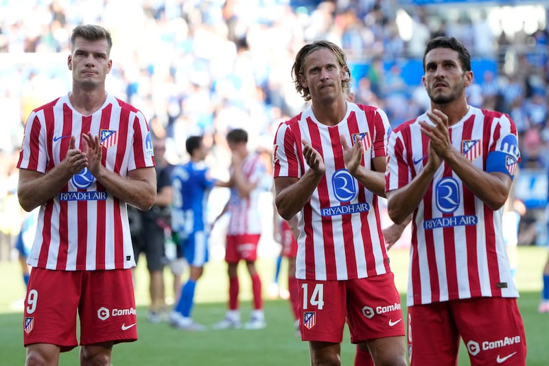 Los jugadores del Atlético de Madrid tras el partido de LaLiga ante el Alavés disputado este sábado en el estadio de Mendizorroza.