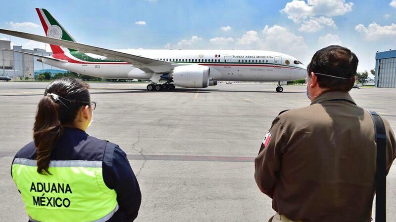 El presidente de México llega en avión a la base aérea de Santa Lucía