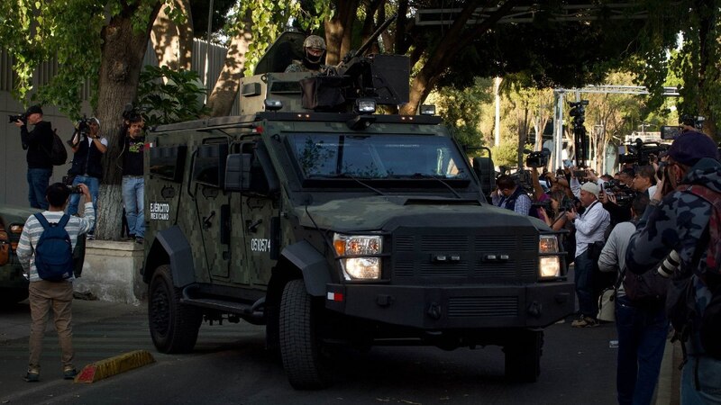 Periodistas rodean un vehículo militar en una calle de la Ciudad de México