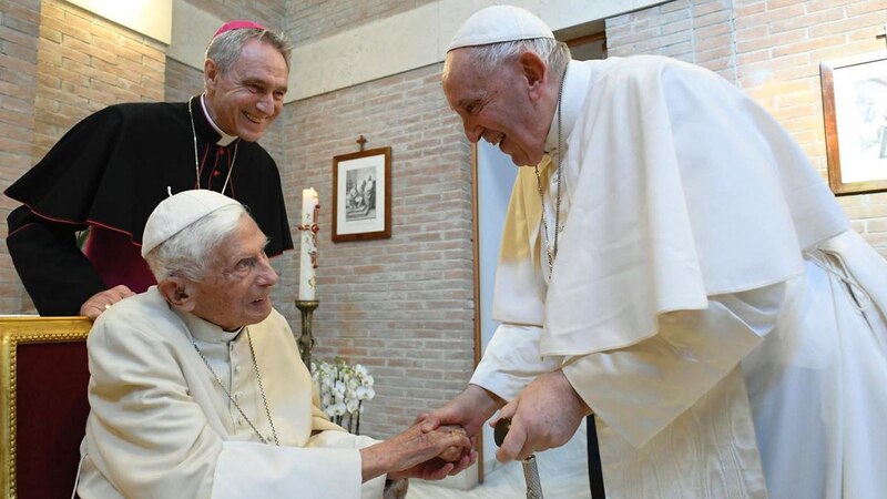 El Papa Francisco saluda al Papa Benedicto XVI