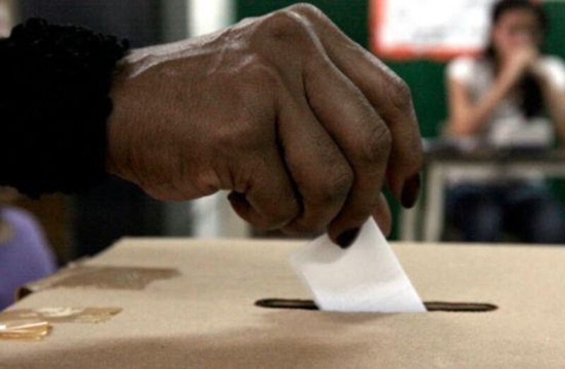 Mujer deposita su voto en las elecciones