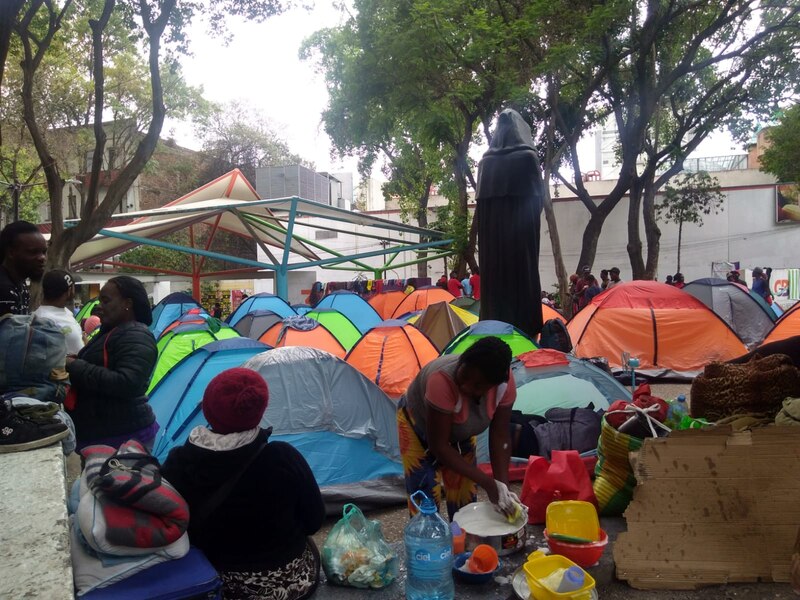 Un campamento de refugiados en una ciudad