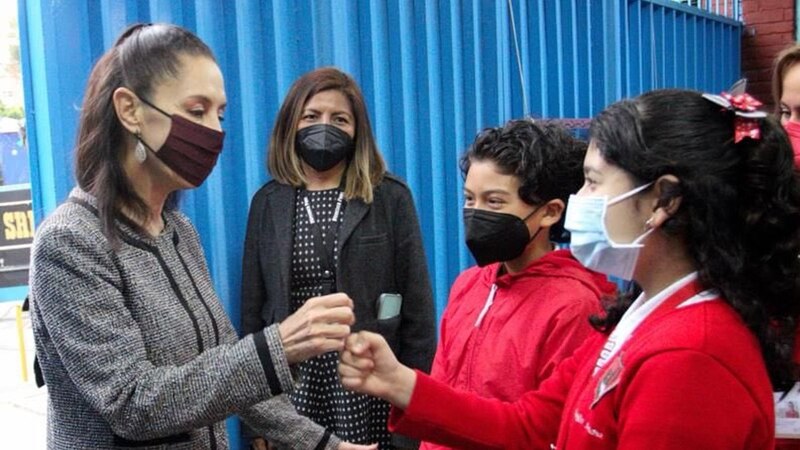 La alcaldesa de Bogotá, Claudia López, saluda a los estudiantes del colegio La Candelaria