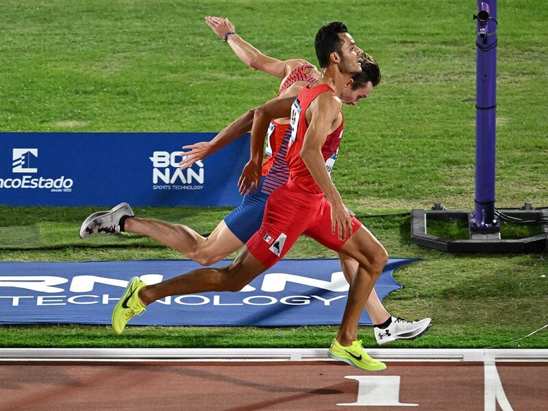 Atletas compitiendo en una carrera de velocidad