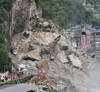 Alud de rocas y tierra en China sepulta 10 edificios