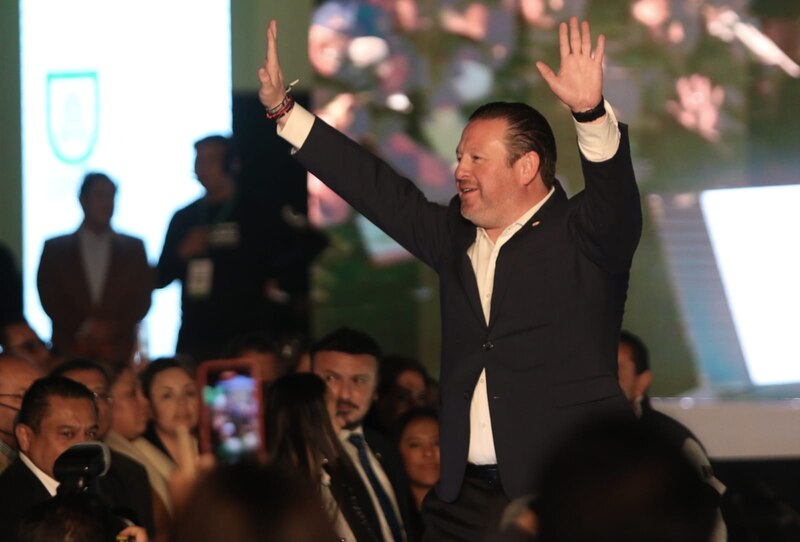 El presidente electo de México, Andrés Manuel López Obrador, saluda a sus seguidores durante un mitin en la Ciudad de México.