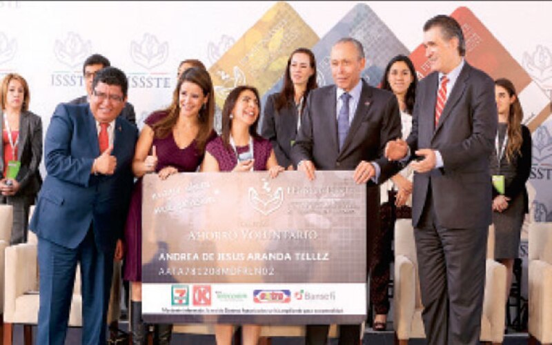 Entrega de tarjeta a adulto mayor