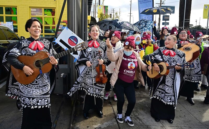 Las mujeres músicas tocando instrumentos en la calle